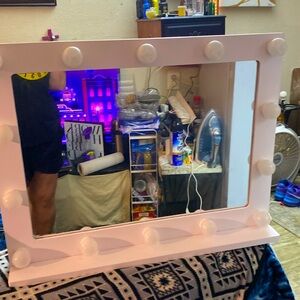 Lighted dimming makeup mirror